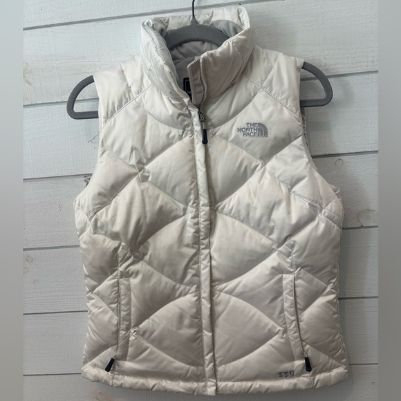 THE NORTH FACE 550 White
Quilted Sleeveless Puffer Vest
Size S / P - Picture 1 of 11
